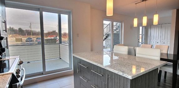 Superbe 4 1/2 + Bureau , LÉVIS, (St-David) 1er étage, air clim, 2 STATIONNEMENTS EXTÉRIEURS INCLUS, LIBRE LE 1ier décembre 2025. - Photo 2