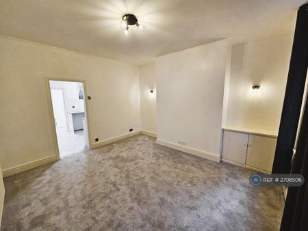 2 bedroom end of terrace house to rent - Photo 2