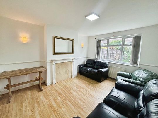 4 bedroom semi-detached house to rent - Photo 1