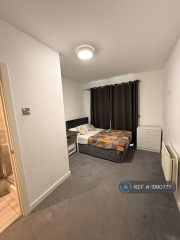 1 bedroom in a house share to rent - Photo 4