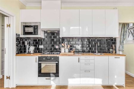 A charming raised ground floor apartment with a modern eat-in kitchen and recently refurbished bathrooms. - Photo 3