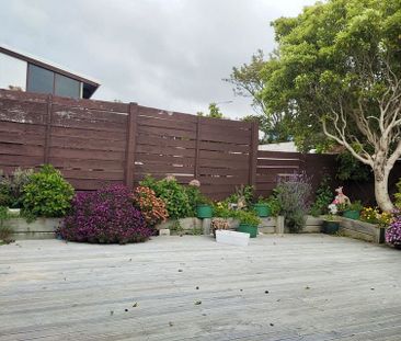 Modern 2-Bedroom Townhouse with Deck & Courtyard. - Photo 2