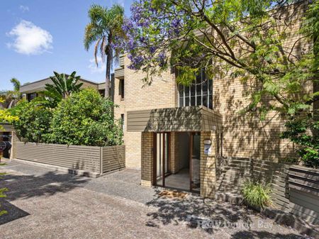 Spacious & Tranquil Santuary with District Views Over Double Bay - Photo 3