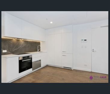 Elegant One Bedroom Apartment Moments from Victoria Cross Metro - Photo 4