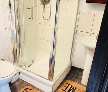 1 bedroom in a house share to rent - Photo 4