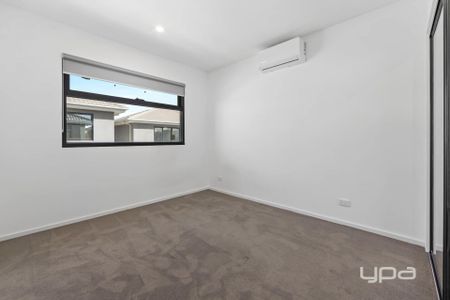 Modern & Spacious 4-Bedroom Double-Storey Townhouse in Prime Location - Photo 2