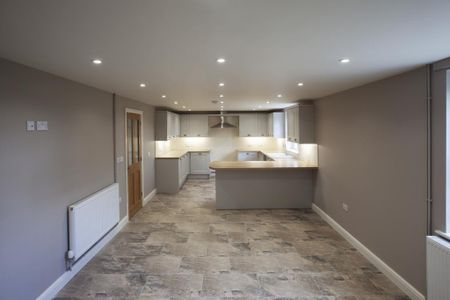 4 bedroom detached house to rent - Photo 4