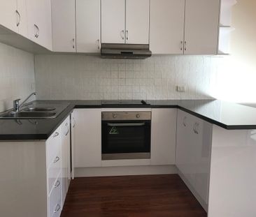 Ideally located 2 bedroom unit - ready to move in now! - Photo 4