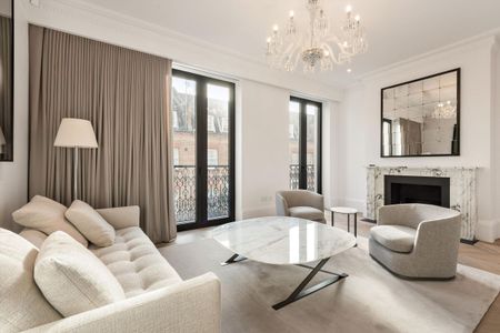 A beautifully presented four bedroom townhouse for rent in the heart of Belgravia, SW1. - Photo 2