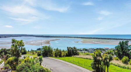 Executive 5-Bedroom Home with Breathtaking Views - Fully Furnished! - Photo 3