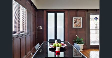 Executive Duplex. Fully Furnished & Accessorised. Includes all Utilities, Fast WIFI, Smart TV, Netflix & Foxtel. Just bring your suitcase! - Photo 2