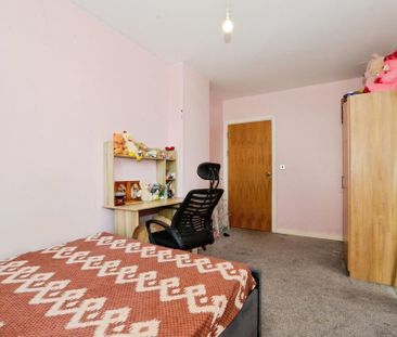 3 bedroom flat to rent - Photo 5