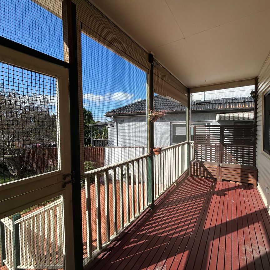 Newly renovated 3-bedroom family house with new carpet and Sunny decking in great location - Photo 1