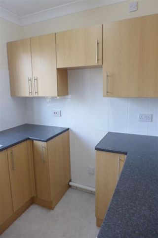 2 bedroom retirement property to rent - Photo 5