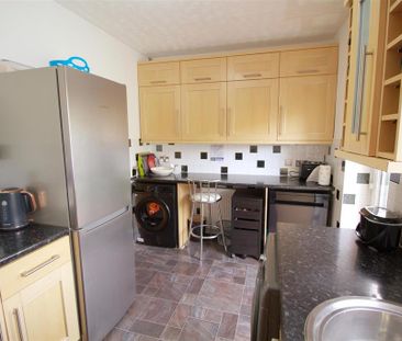 4 bedroom semi-detached house to rent - Photo 5