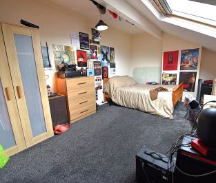 4 bedroom House in Mayville Place, Leeds - Photo 1