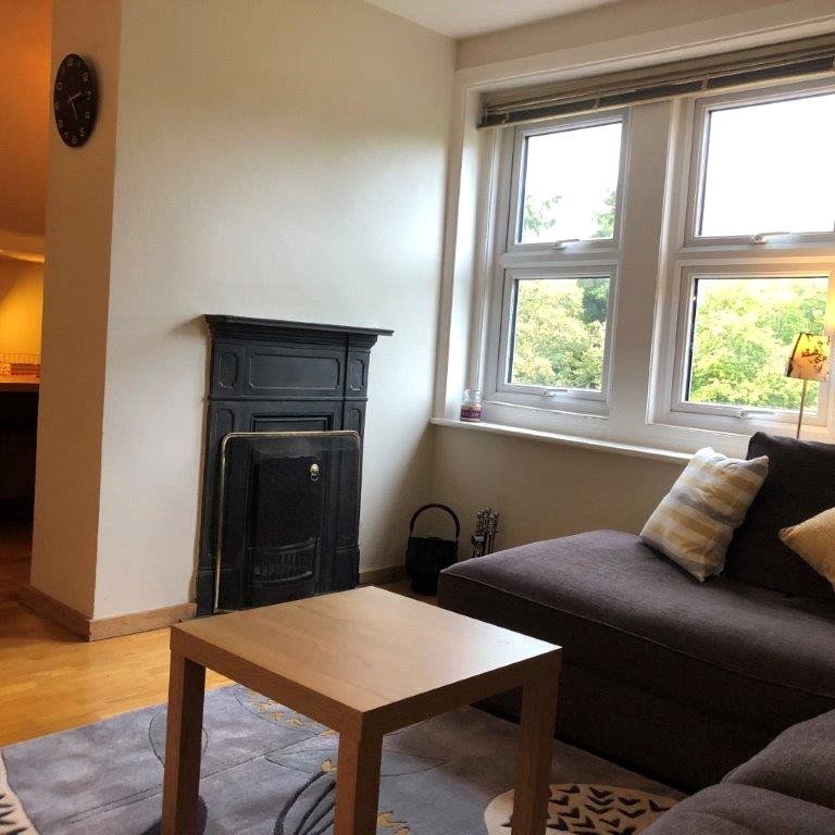 2 bedroom Flat in The Avenue, Crowthorne - Photo 1