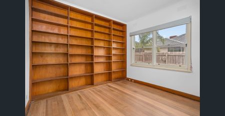 Spacious Family Home with Large Backyard - Photo 2