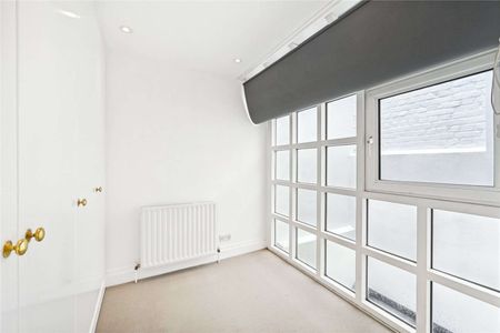 An impressive and well maintained mews house with three bedrooms and three bathrooms. - Photo 3