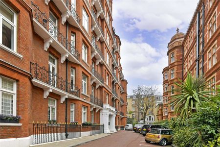 A spacious lateral second floor with lift, three bedroom apartment in a well maintained purpose built portered building in a quiet cul de sac - Photo 3