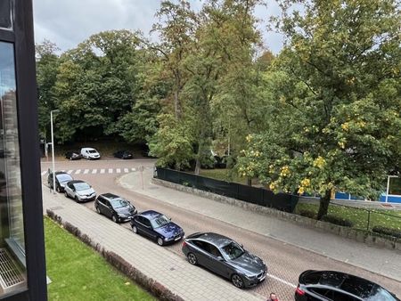 Prachtig gelegen appartement met lift, 2 slpk, terras, berging en autostaanplaats - Photo 2