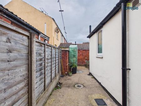 2 bedroom terraced house to rent - Photo 2