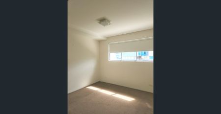 Two Bedroom Apartment in West End - Photo 2