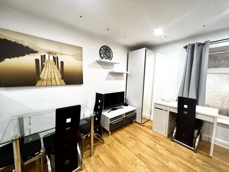 Studio Flat, Bethnal Green Road, E2 - Photo 2
