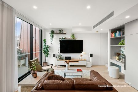 Split-level designer living - Photo 3