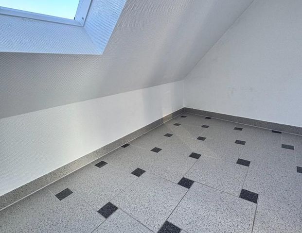 2,5 Zimmer DG Wohnung mit Gäste-WC, Einbauküche und Stellplatz - Foto 1