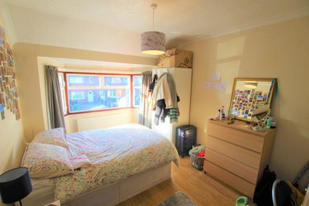 4 bedroom semi-detached house to rent - Photo 3