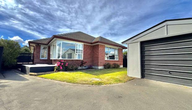 Beautifully Renovated, Modern & Convenient 3-Bedroom Home in Papanui - Photo 1
