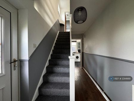 4 bedroom semi-detached house to rent - Photo 3