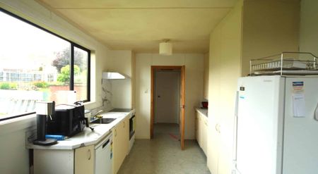 Spacious 3-Bedroom Home - Pet Friendly - Photo 2