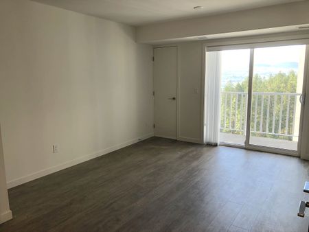 University District: U8 – Top Floor, 1 bed, 1 bath - Photo 2