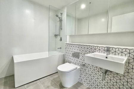 Luxury 2 Bedroom Apartment with Spacious Balcony! - Photo 4