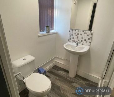 1 bedroom in a house share to rent - Photo 2