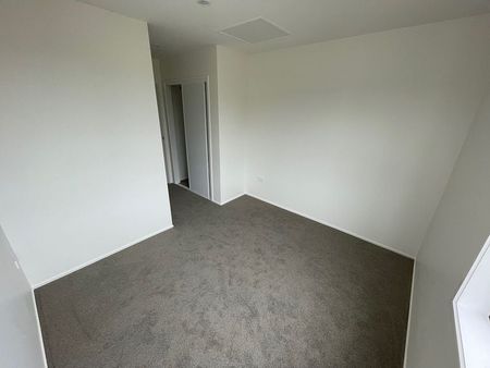 Large near new townhouse (3 bed/3 bathroom) - Photo 3