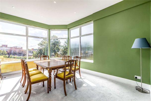 A bright and spacious two bedroom apartment benefitting from off-street parking. - Photo 1