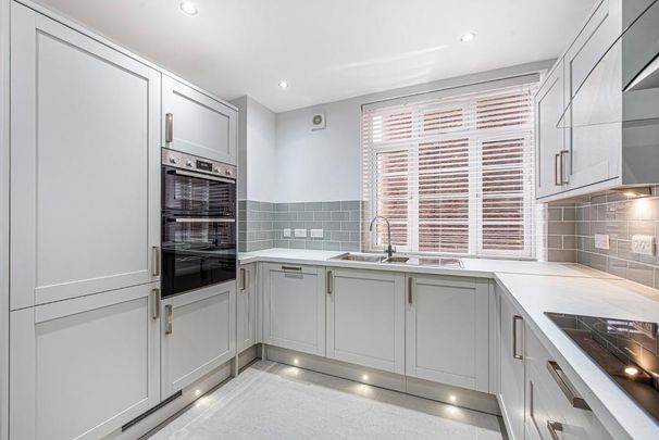 4 bedroom flat to rent - Photo 1