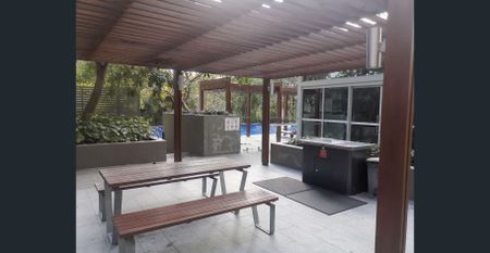 Modern Luxurious 1 Bedder + Study Apartment - Close to Everything! - Photo 2