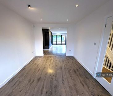 4 bedroom detached house to rent - Photo 1