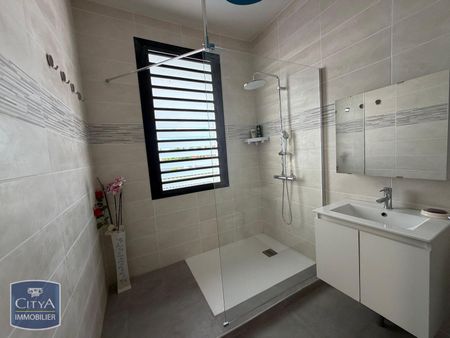 Location Maison 4 pièces 90m² LE PORT 97420 - Photo 2