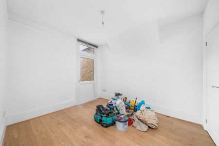 Room in a Shared House, Trevelyan Road, SW17 - Photo 3