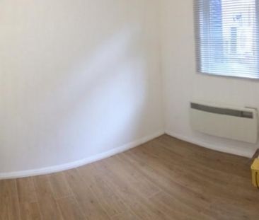 Studio Flat, Cranbrook Road, IG2 - Photo 2