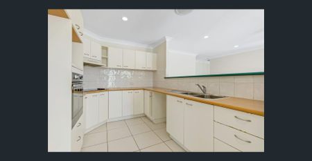 Tranquil Coastal Retreat: Charming 4-Bedroom House in Castaways Beach - Photo 2