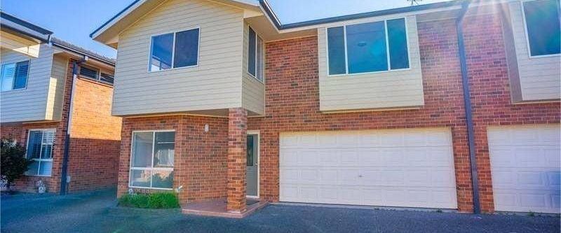 3 bedrooms - 3 bathroom townhouse in great location - Photo 1