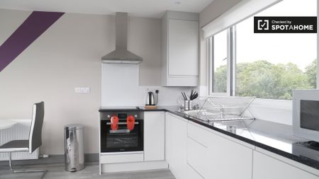 Room in 7-bedroom apartment for rent in Whitehall, Dublin. - Photo 2