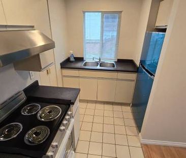 *LOWERED RENT* 1bed 1den 1bath in Marpole! Brand new appliances! - Photo 1