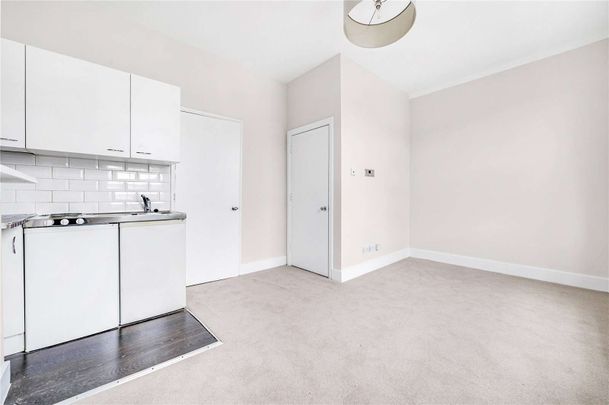 light and spacious one-bedroom apartment on the second floor (without lift) of a period building in Chelsea SW3. - Photo 1